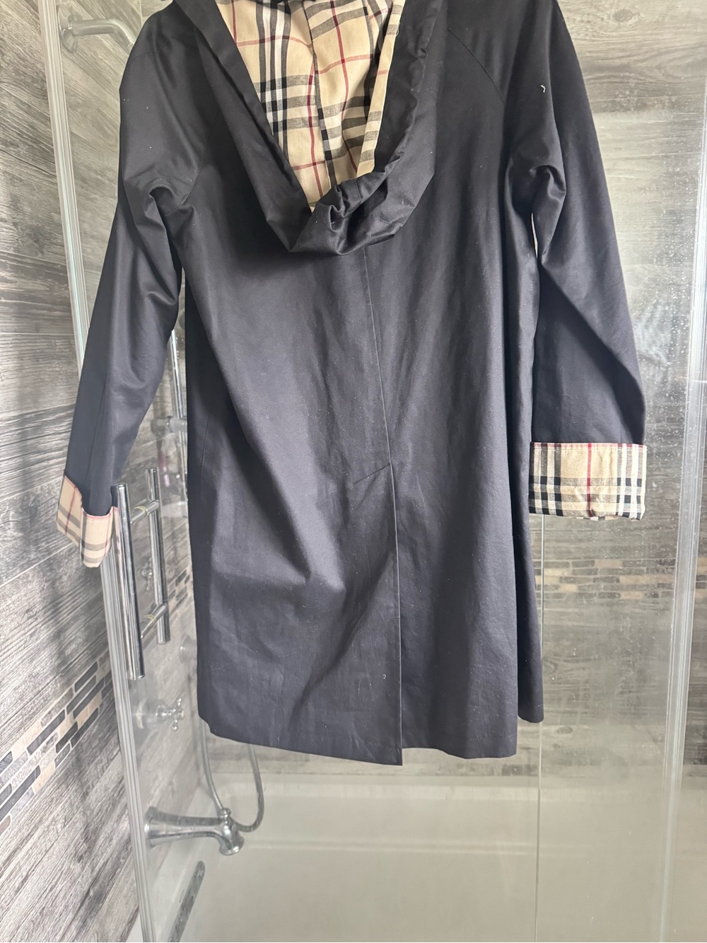 Burberry Black Trench Coat with Classic Check Lining - Picture 8 of 12